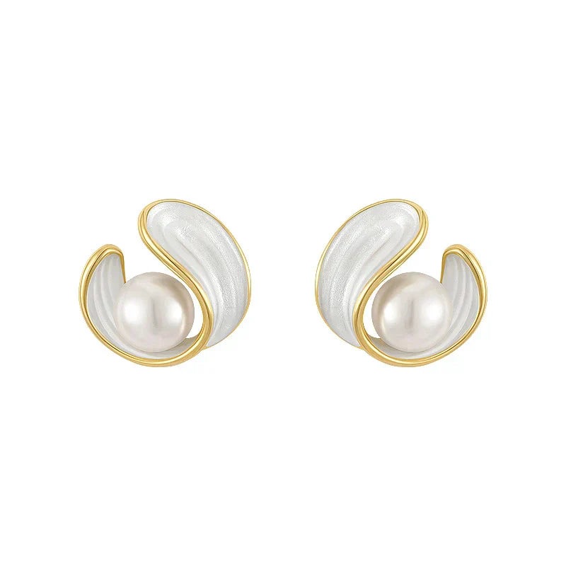 Luxury earrings with white opal and pearls in gold