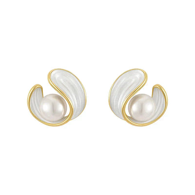 Luxury earrings with white opal and pearls in gold